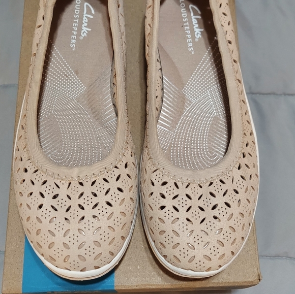 Clarks Shoes - Clarks Cloudsteppers Breeze Roam Cut Out Beige Flats NWT Women's Size 6.5 Preppy